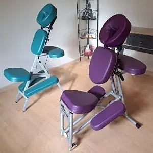cours de massage amma assis sur chaise en ligne avec l'école de formation aux métiers du bien-être